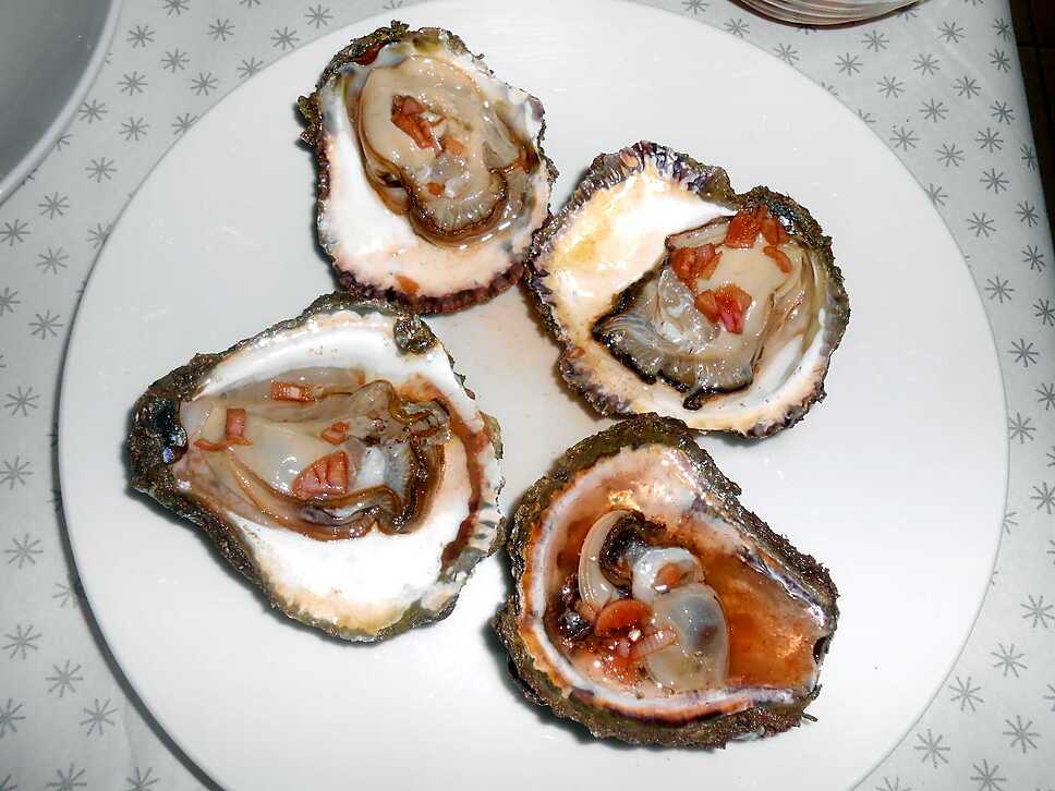 Huîtres sur écailles avec échalotes et vinaigre de vin