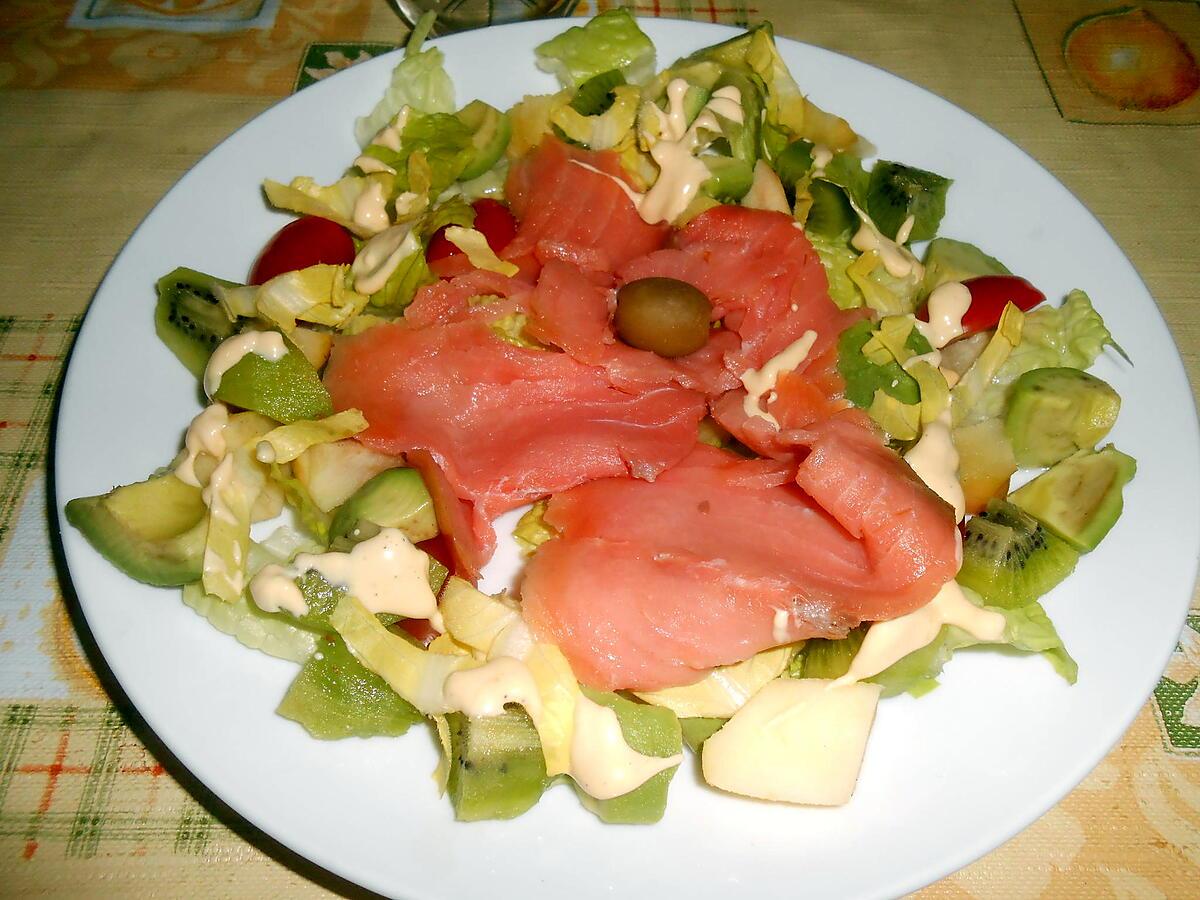 recette SALADE AU SAUMON FUME AVOCAT KIWI POMME