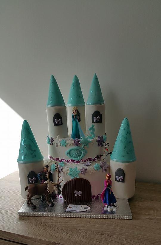 recette Gâteau d'anniversaire:Le château de la reine des neiges et ses amies