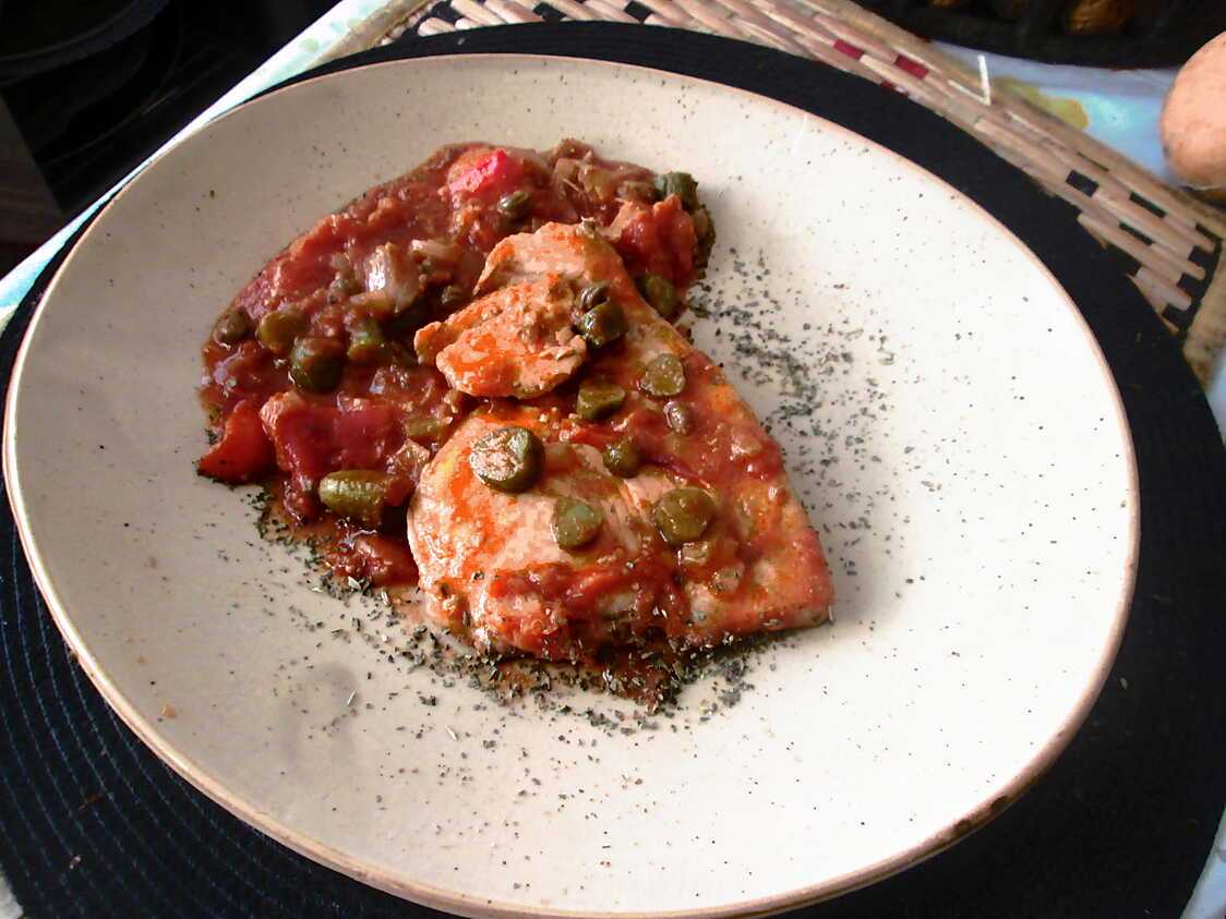 Assiette de thon tomates cornichons capres et conserves de thon