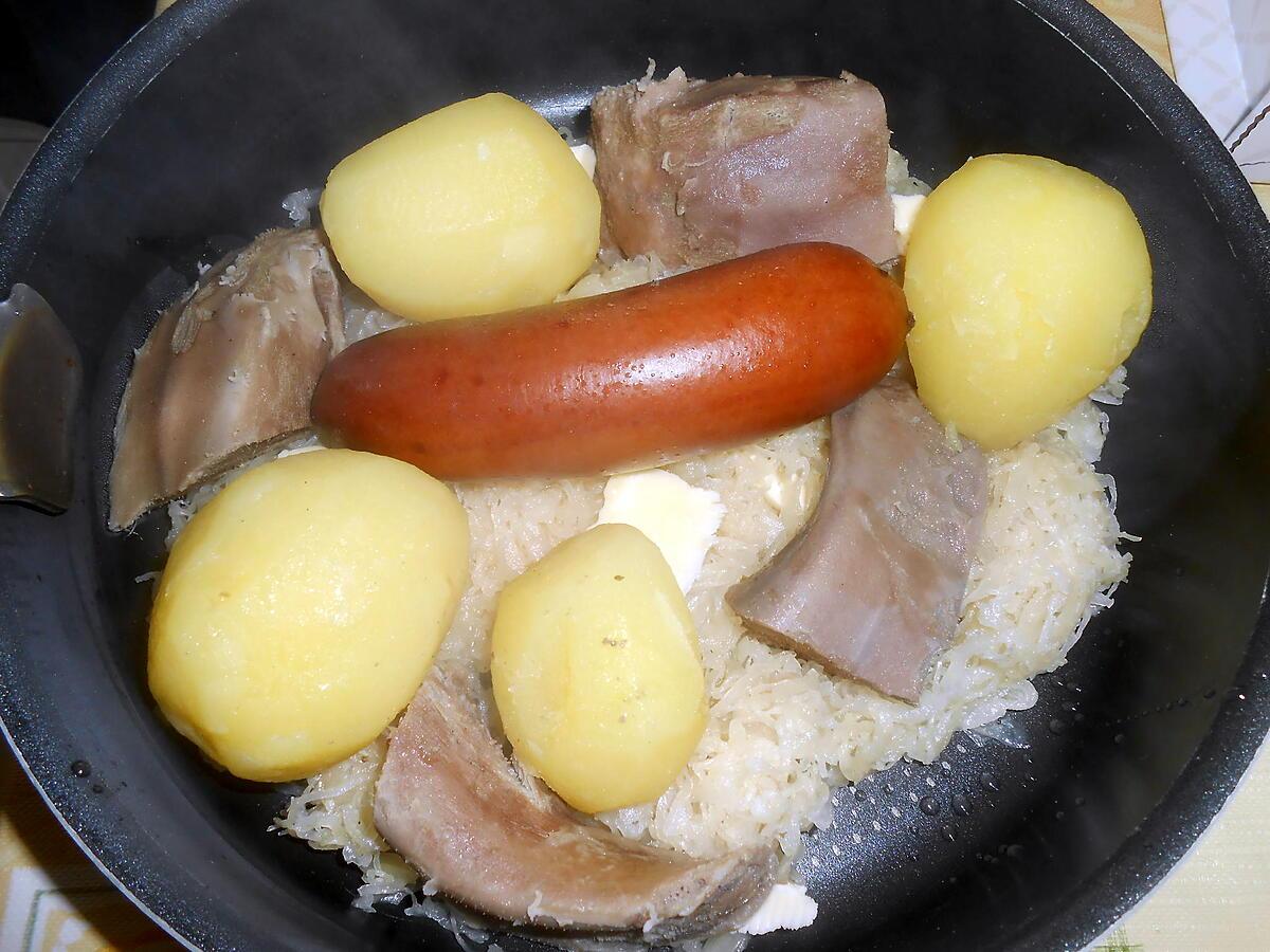 recette PETITE CHOUCROUTE AUX LANGUES DE PORC ET SAUCISSE FUMEE