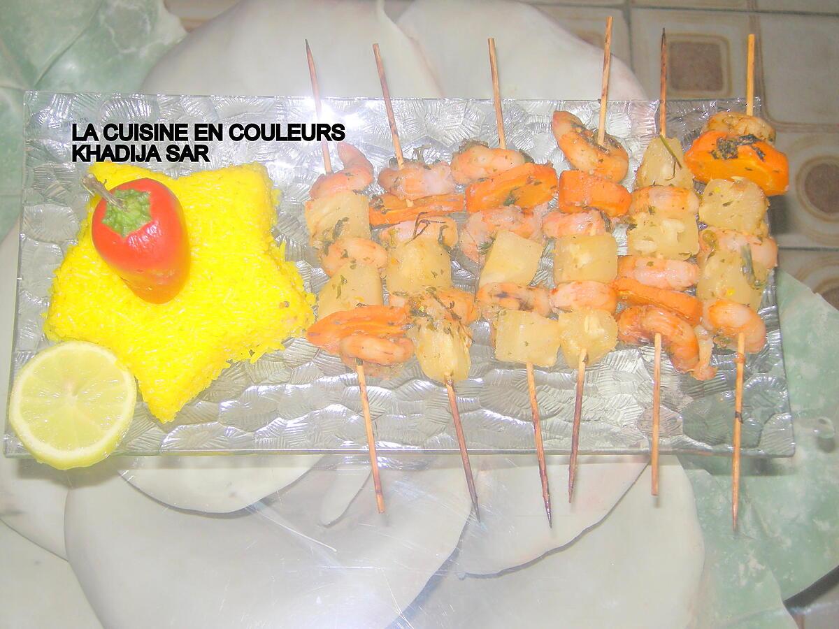 recette Brochettes de crevettes-ananas-carottes/riz safrané