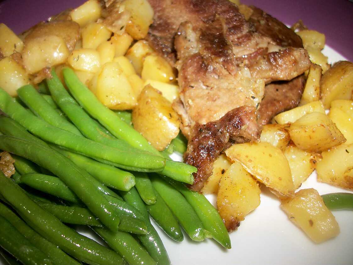 Recette de POMME DE TERRE SAUTÉE, ÉCHINE DE PORC & HARICOT VERT À la