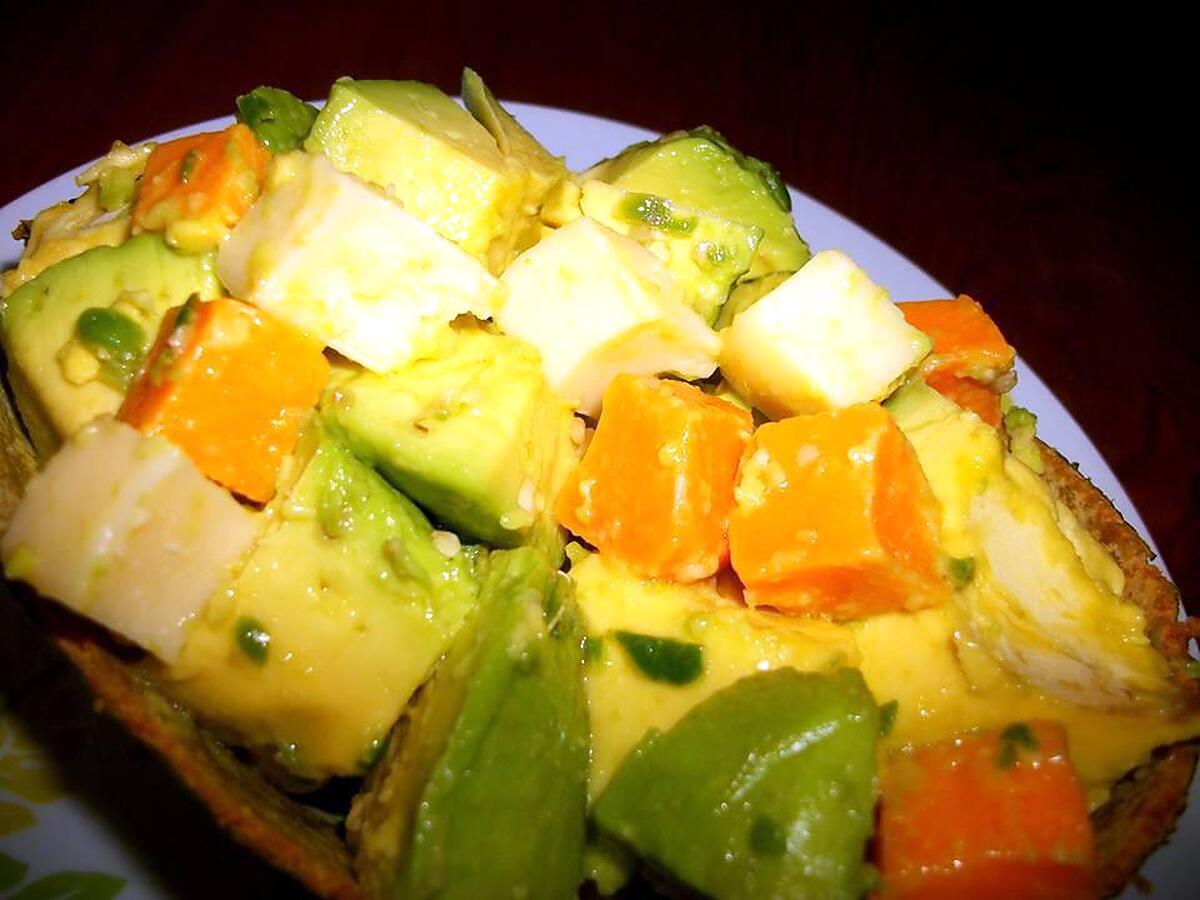 recette SALADE D'AVOCAT DES DE  MIMOLETTE & EMMENTAL  A LA SAUCE  PIQUANTE