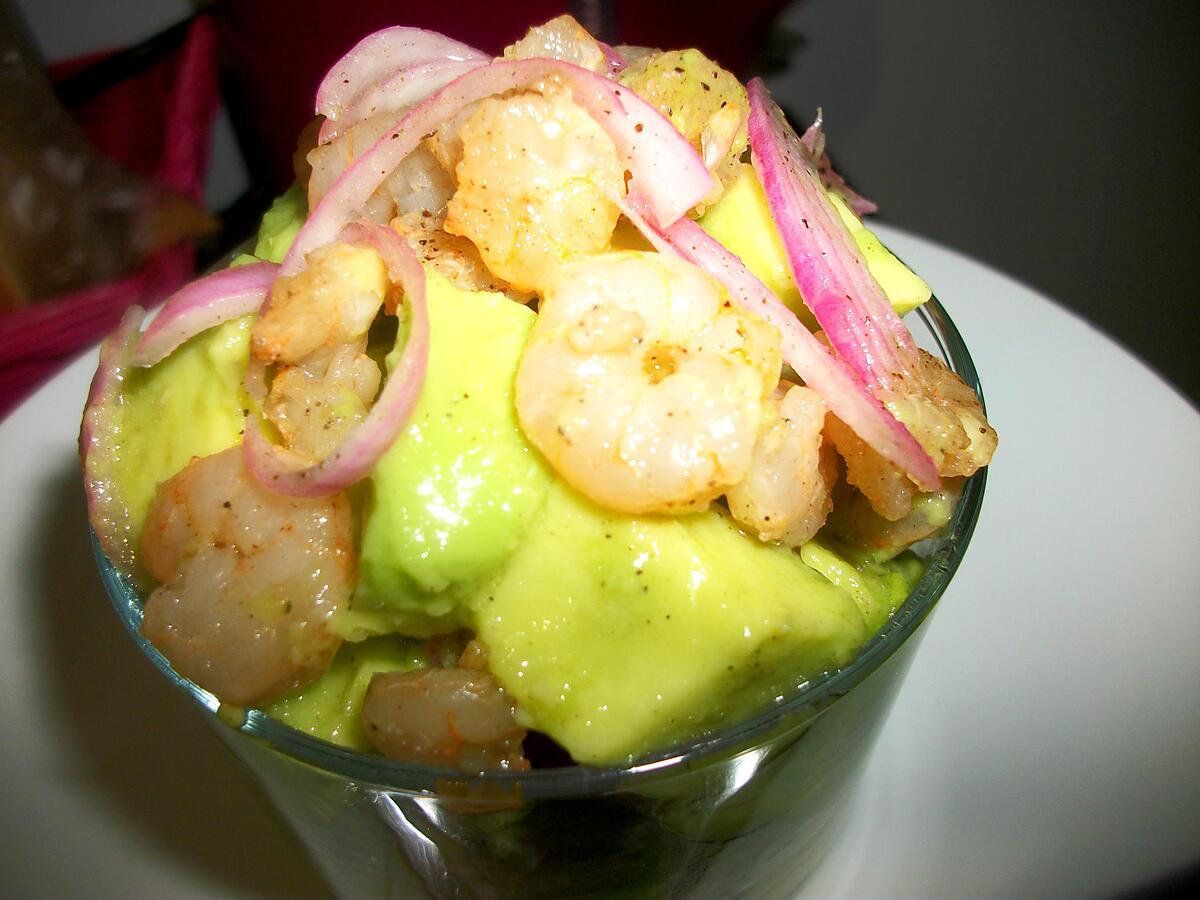 recette SALADE AVOCAT ET CREVETTES DÉCORTIQUÉES