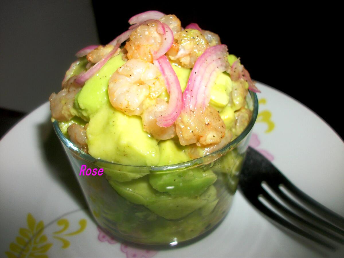 recette SALADE AVOCAT ET CREVETTES DÉCORTIQUÉES