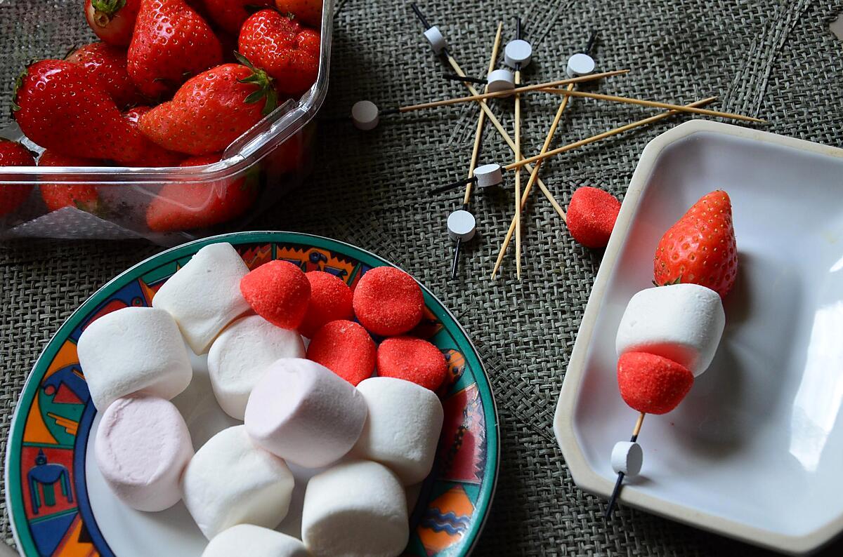 recette brochettes de fraises et chamalows pour fondue au chocolat