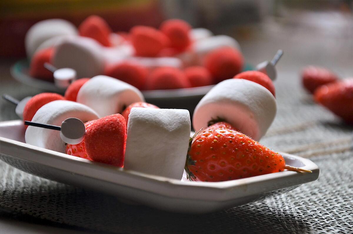 recette brochettes de fraises et chamalows pour fondue au chocolat