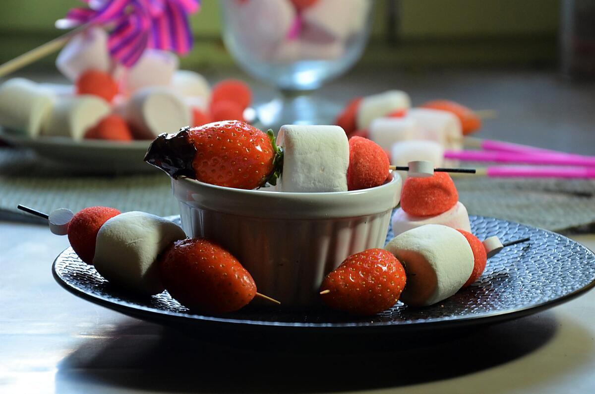 recette brochettes de fraises et chamalows pour fondue au chocolat
