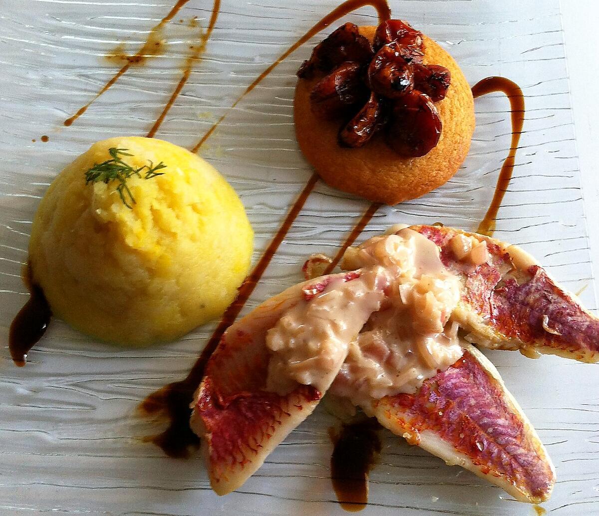 recette Filets de rouget sauce citronnée à l'échalote, purée de panais et tomates confites sur sablé au parmesan