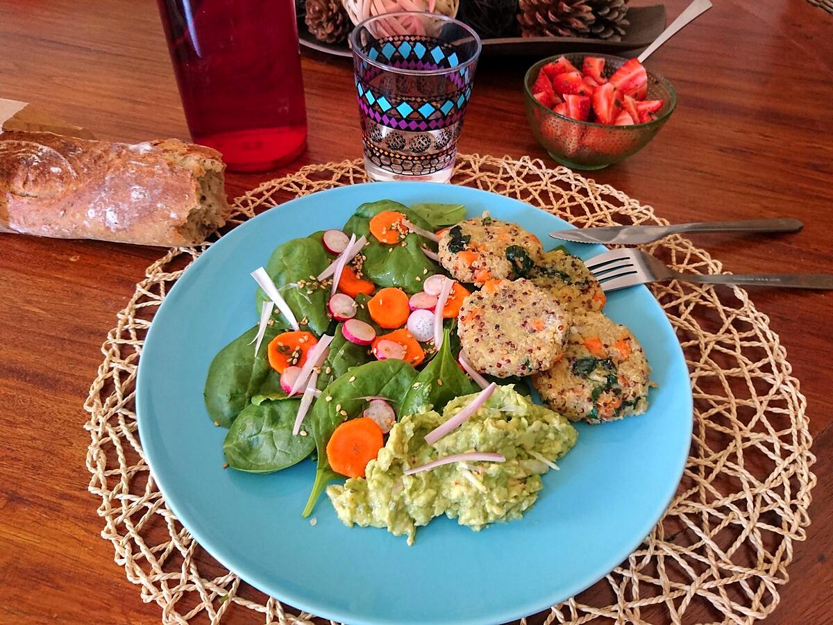 recette Galettes de quinoa, avocat à l'échalote et salade croquante au citron