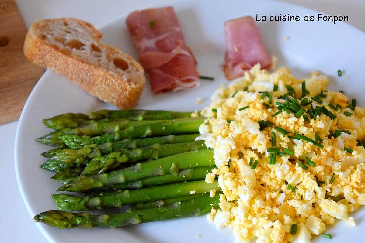 recette Asperges vertes à la flamandes parfumée à l'ail des ours