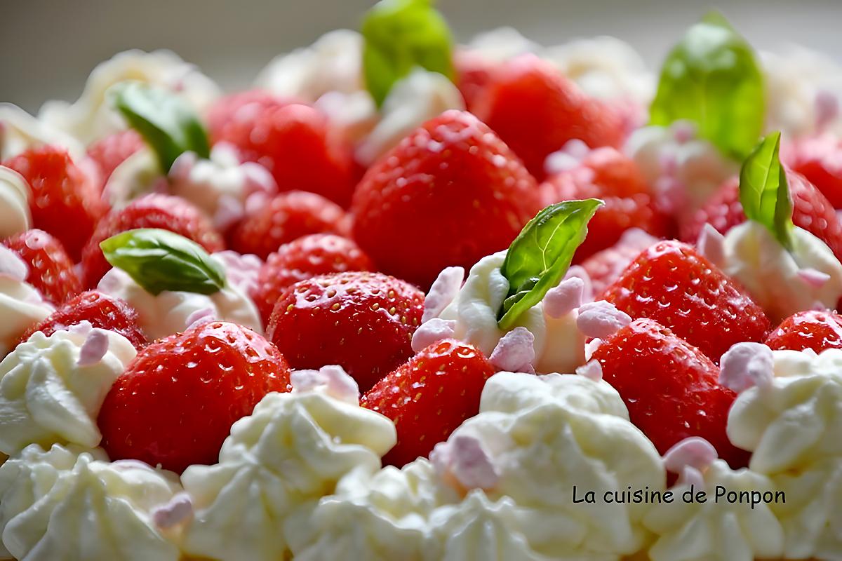 recette Gâteau à la ricotta parfumé à la badiane et garni de fraises et chantilly