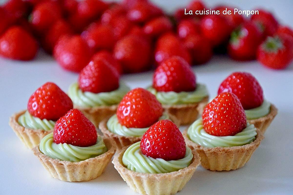 recette Mini tartelette garnie de crème d'avocat surmonté d'une fraise