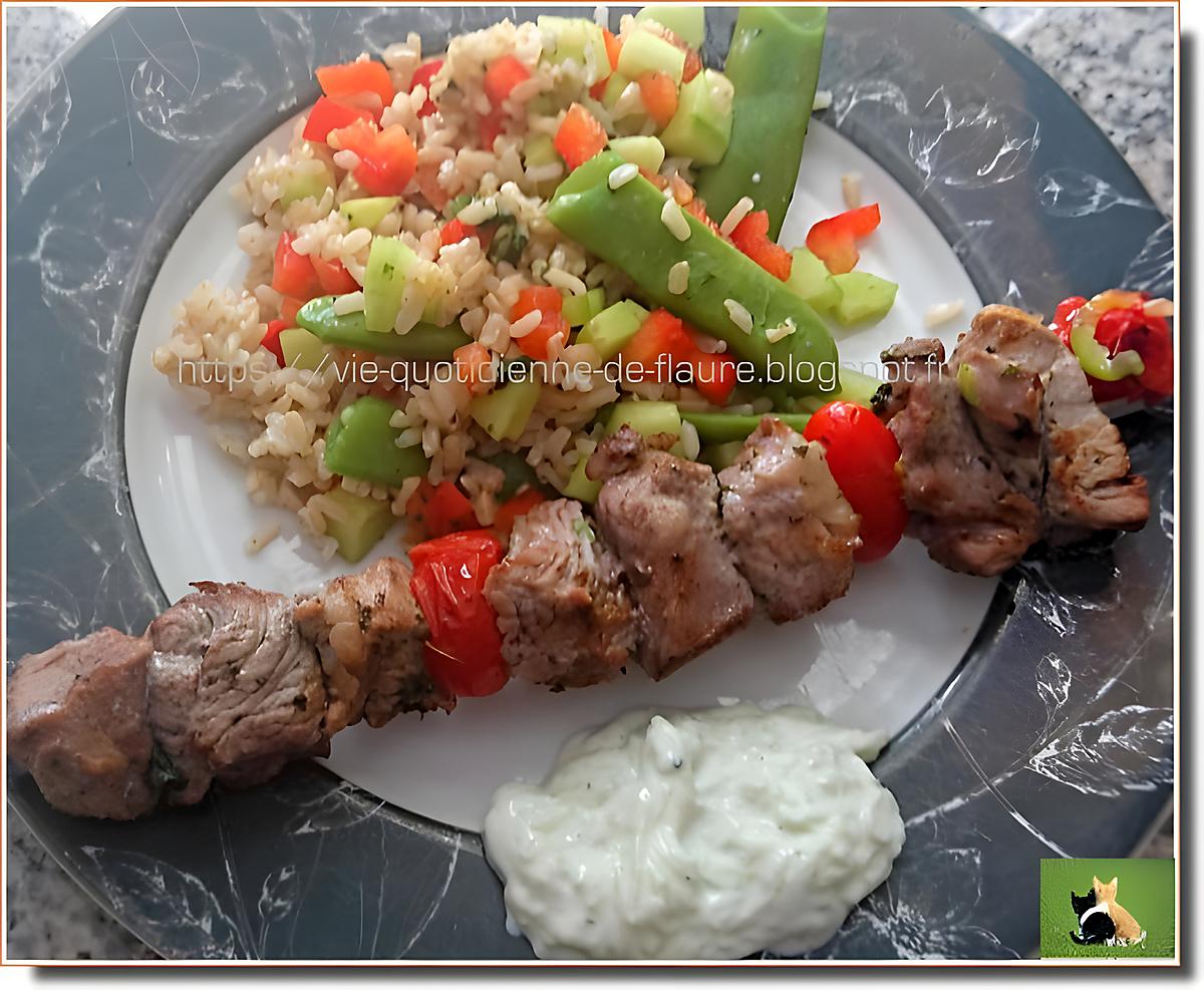 recette Brochettes d'agneau, salade de riz, sauce yaourt et concombre