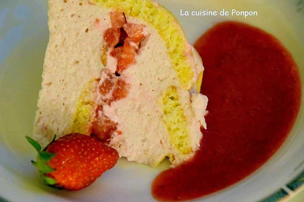 recette Charlotte aux fraises à la pâte d'amande et parfumée au basilic