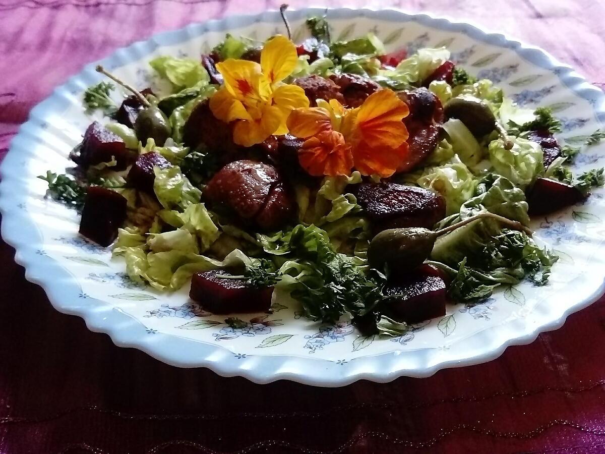 recette assiette foies  confits,fleurs  de capucines,   de capres,,betterave,salade