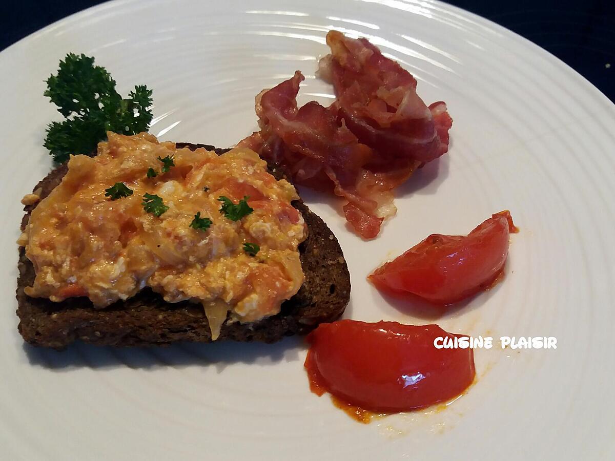 recette Oeuf brouillé à la tomate sur canapé