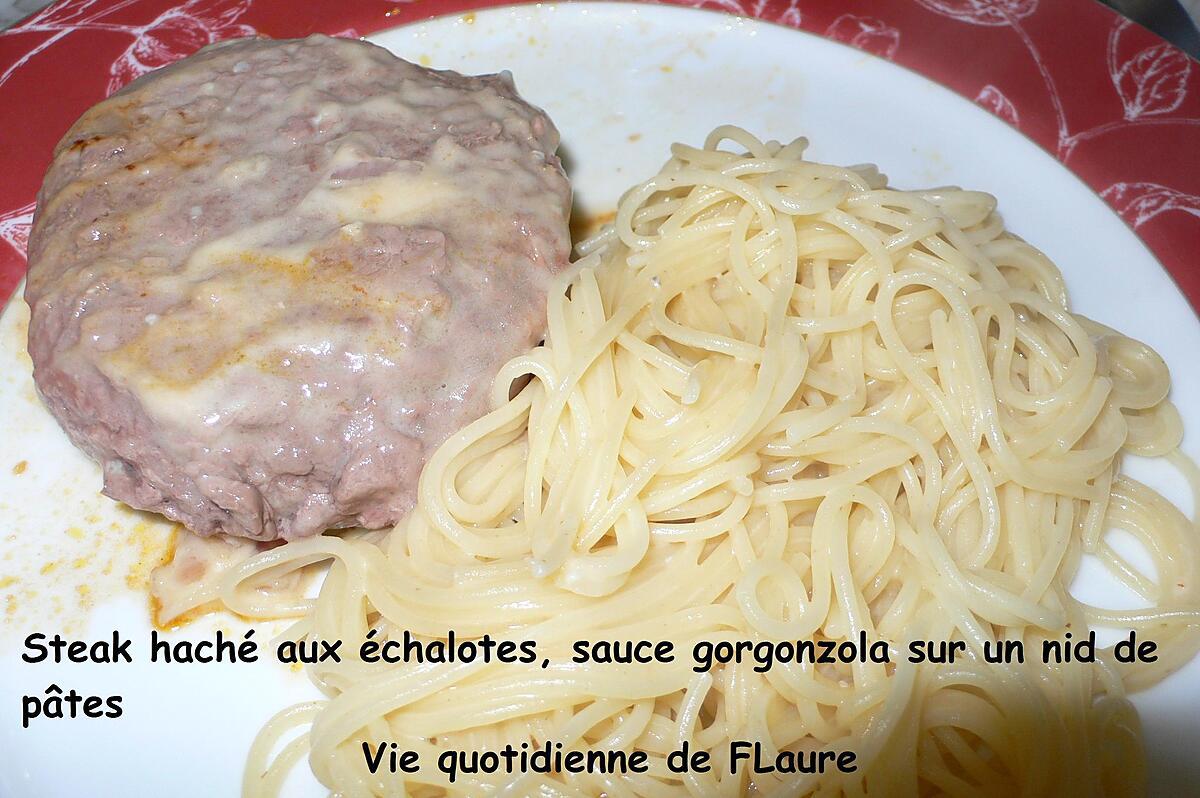 recette Steaks hachés aux échalotes, sauce gorgonzola sur un nid de pâtes