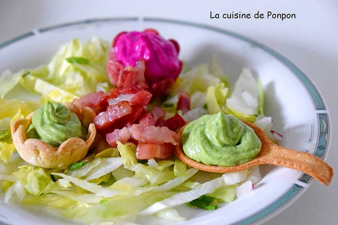 Crème de petits pois et de betterave rouge sur leur lit de salade