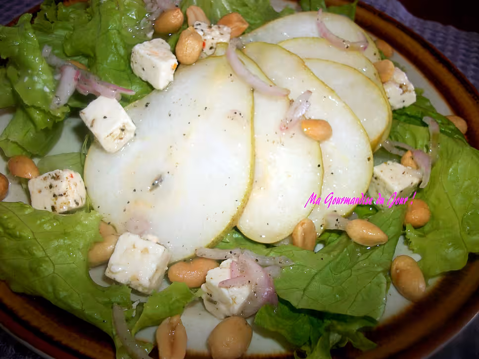 recette SALADE DE POIRE, DES DE FROMAGE , PARSEMÉ DE CACAHUÈTES GRILLÉES