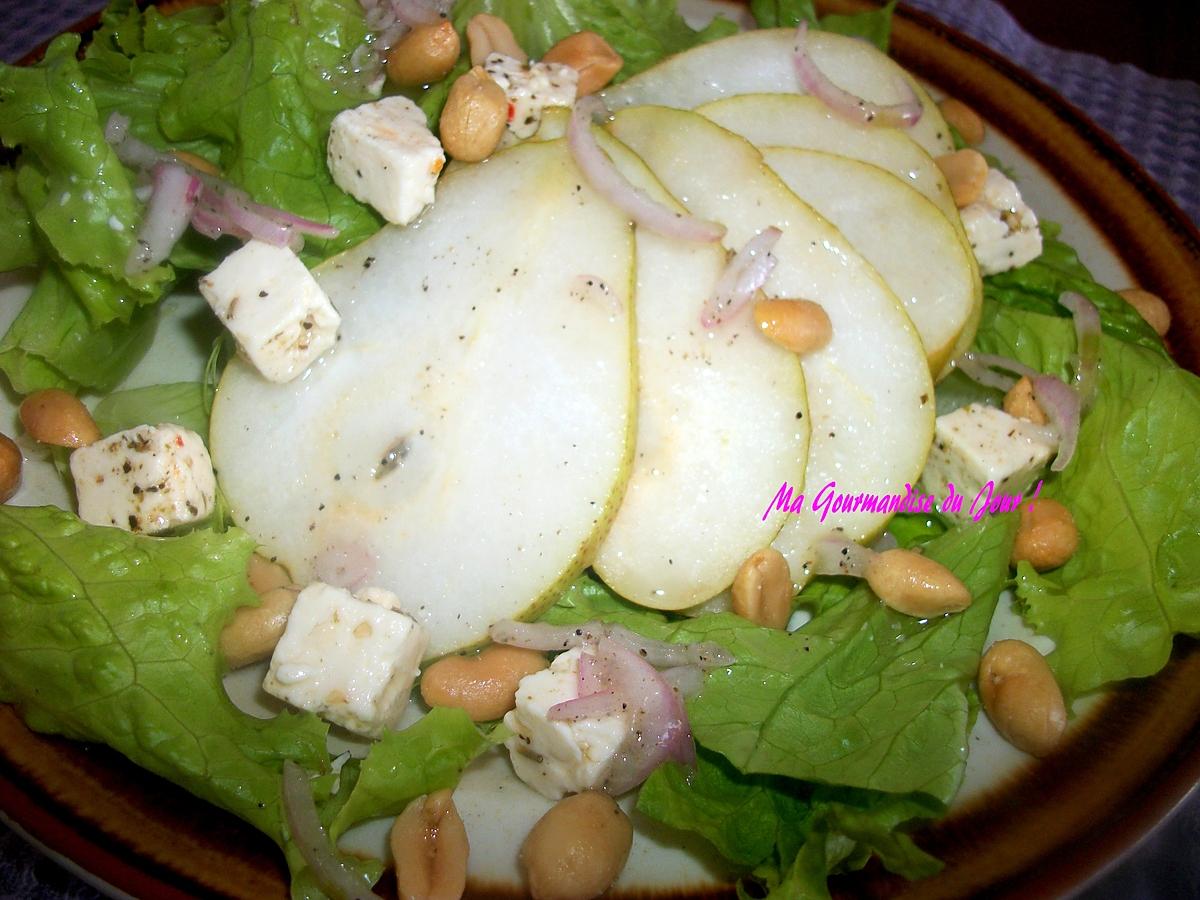 recette SALADE DE POIRE, DES DE FROMAGE , PARSEMÉ DE CACAHUÈTES GRILLÉES