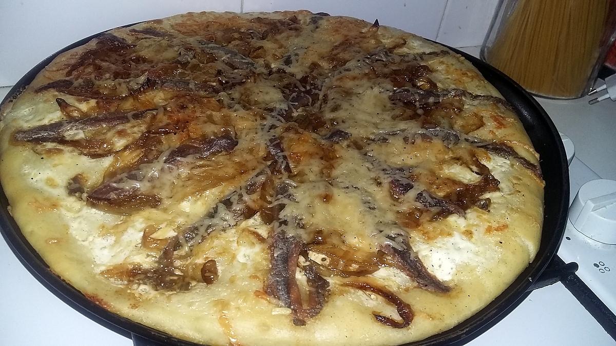 recette Fougasse pizza a la crème aux oignons et anchois