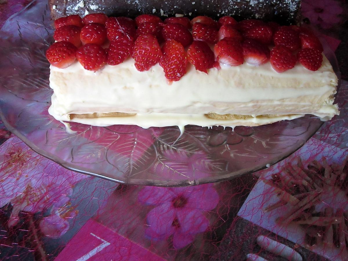 recette gâteau roulé au chocolat blanc et a la fraise