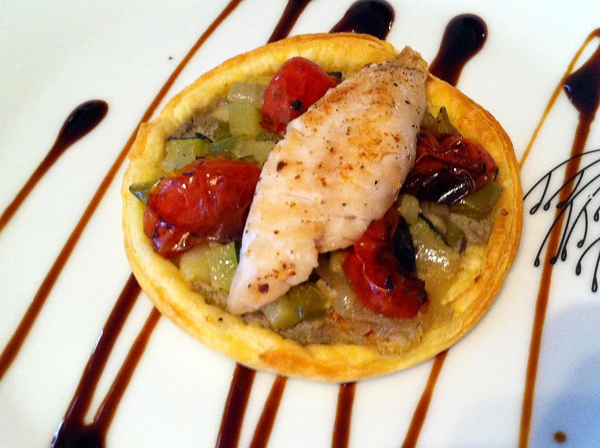 recette Tarte feuilletée à l'anchoiade, fondue de légumes croquants, tomates confites et filet de rouget