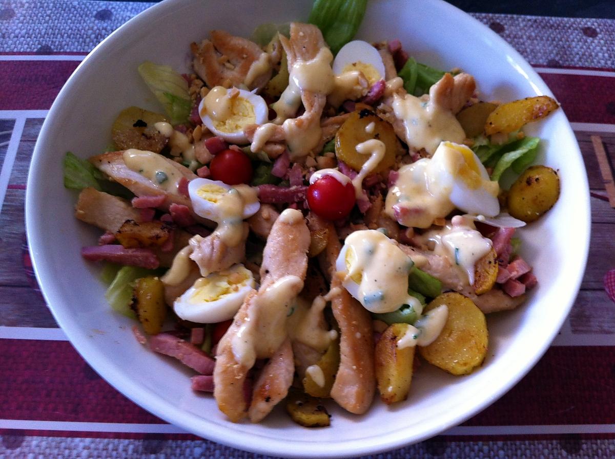 recette Salade poulet, bacon, cacahuètes et sauce César