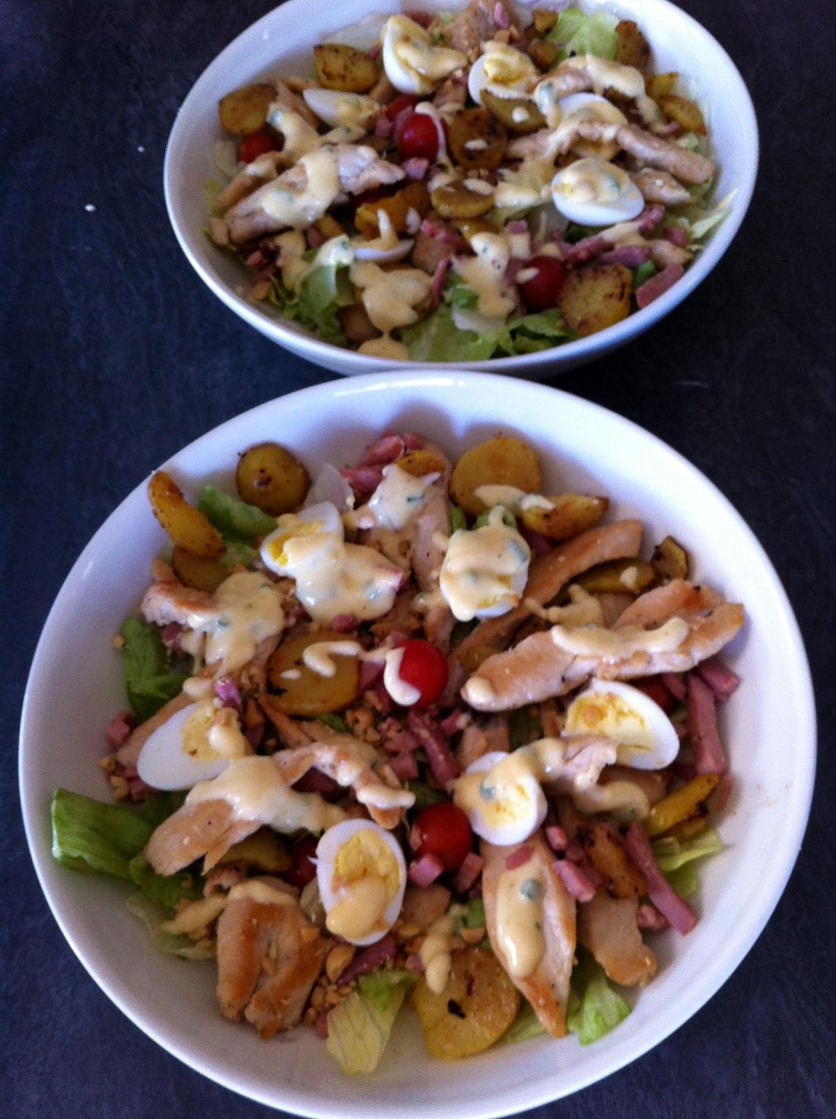 recette Salade poulet, bacon, cacahuètes et sauce César