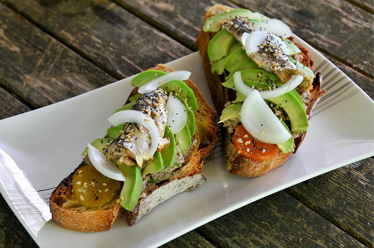 recette Avocado toast à la tapenade de sardine à l'huile pimentée