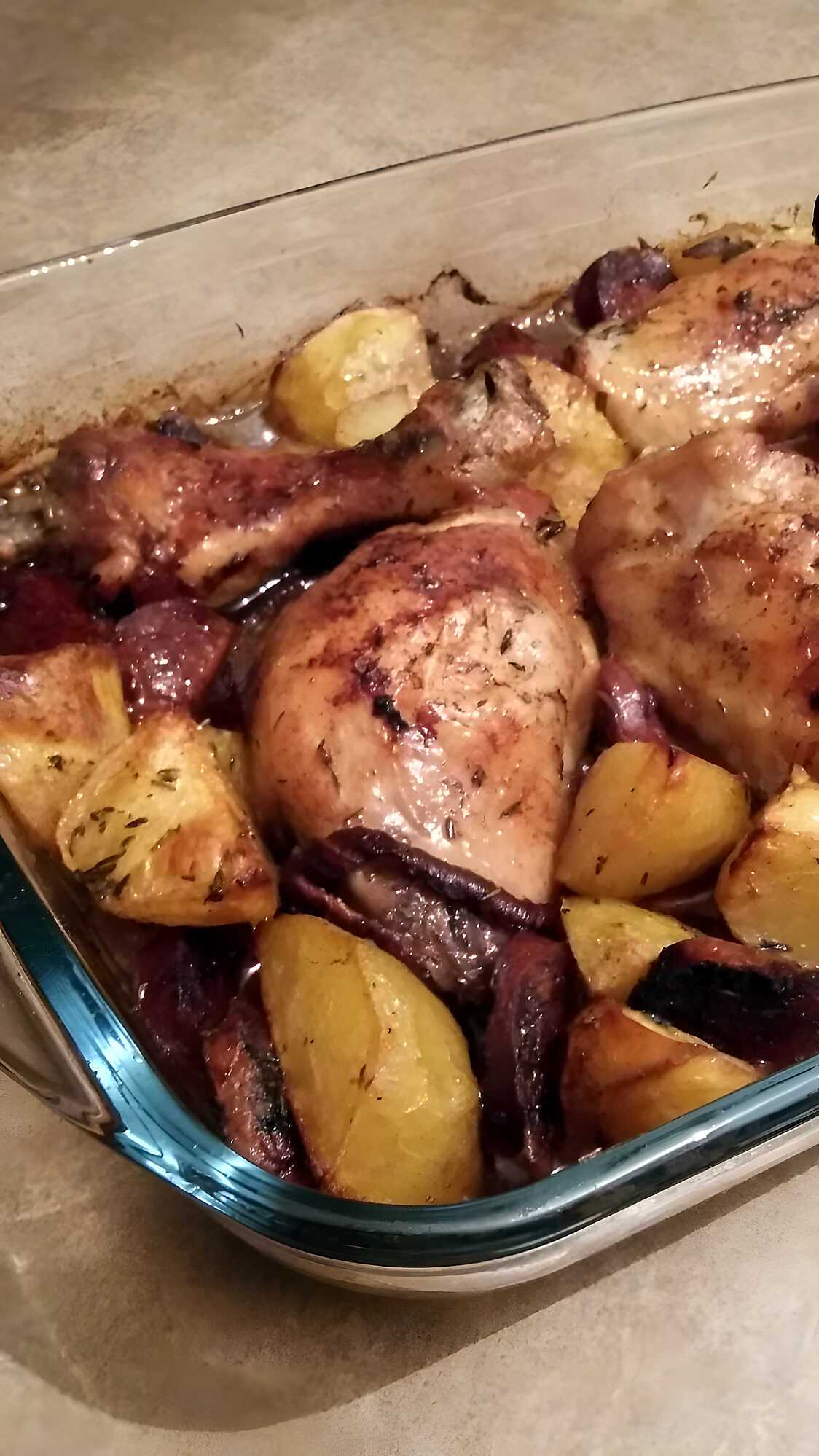 Recette de Poulet au chorizo, pommes de terre et oignons rouges au four
