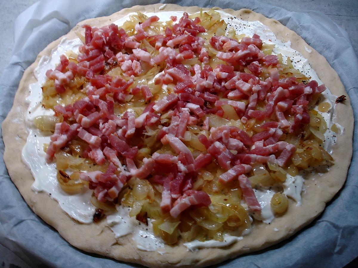 recette Pizza aux oignons et lardons (façon flammenkueche)