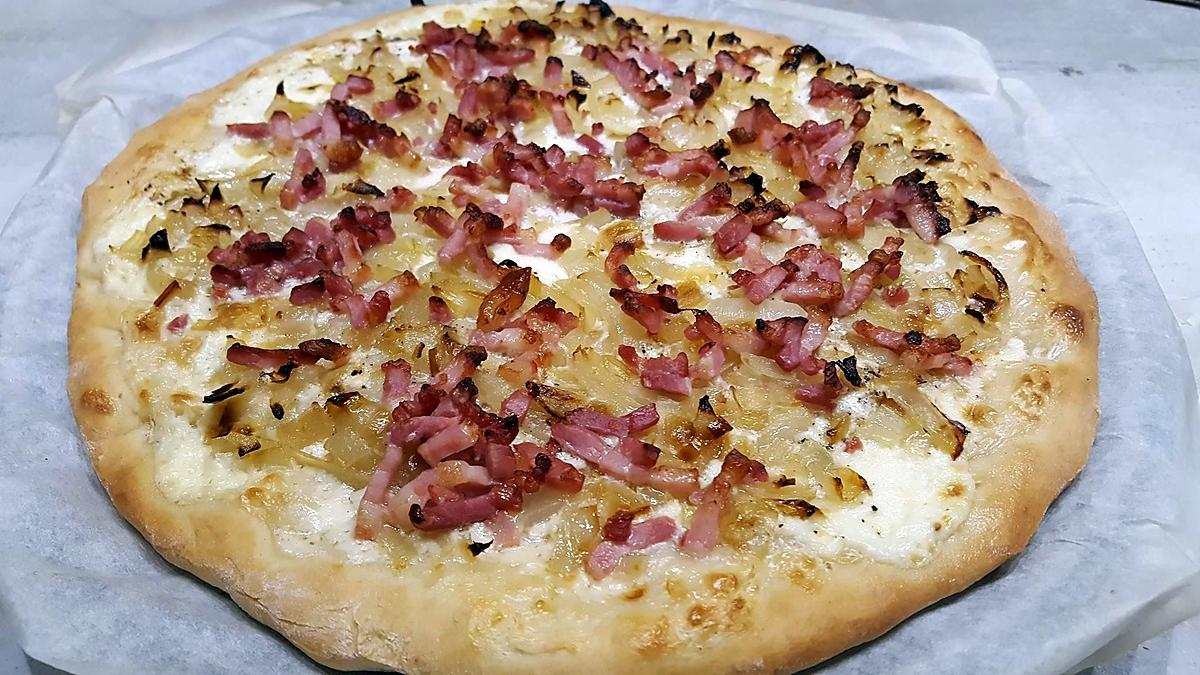 recette Pizza aux oignons et lardons (façon flammenkueche)