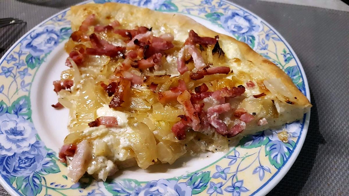 recette Pizza aux oignons et lardons (façon flammenkueche)