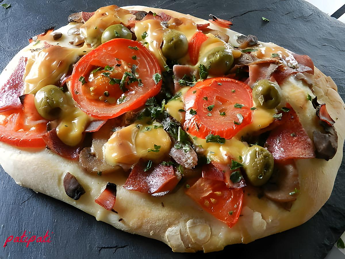 recette Pizza jambon-saucisson-tomates-olives-fromage