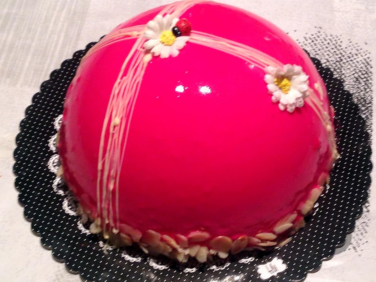 recette Entremet vanille-fraise et pistache, glaçage miroir rose