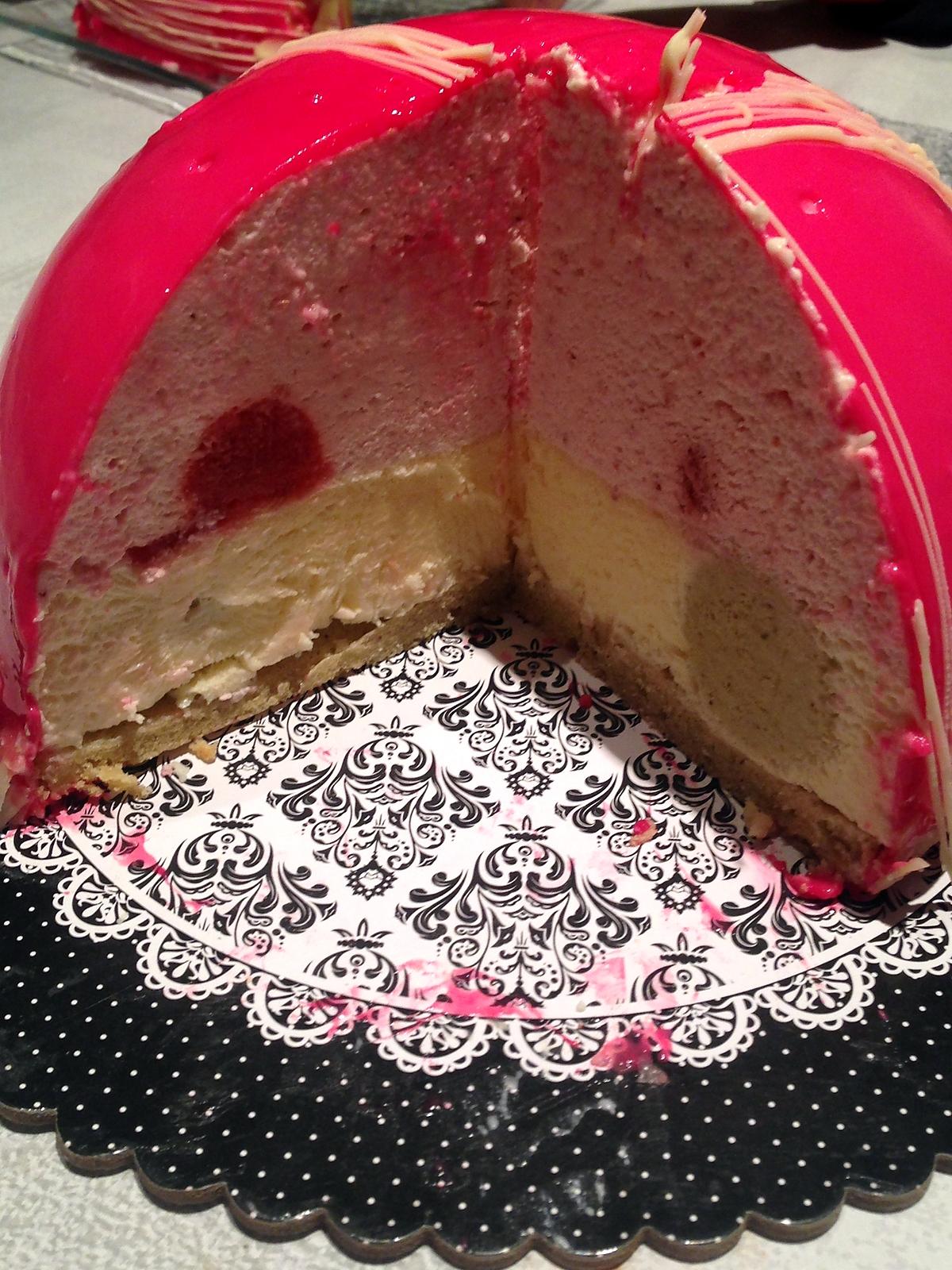 recette Entremet vanille-fraise et pistache, glaçage miroir rose