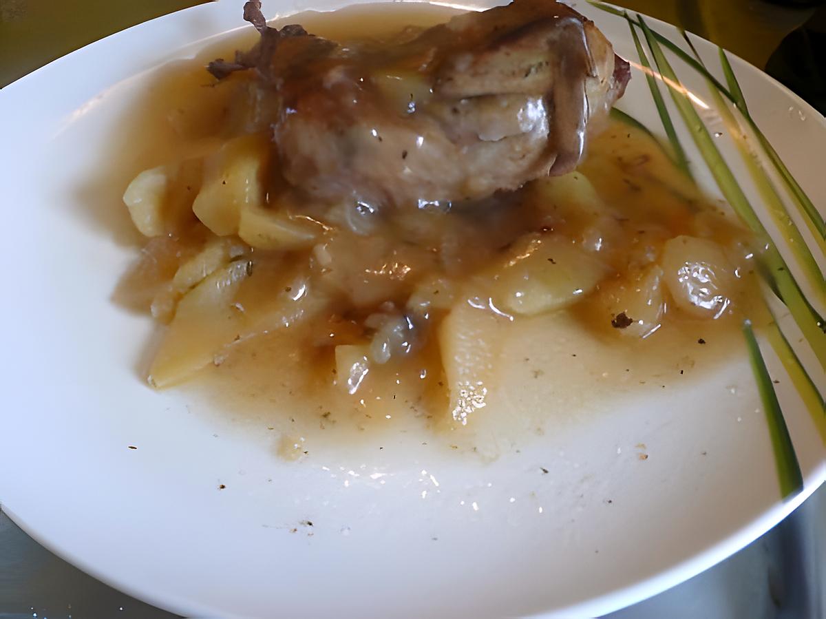 recette CAILLES AUX RAISINS SECS AUX POMMES ET FLAMBE A L'ARMAGNAC