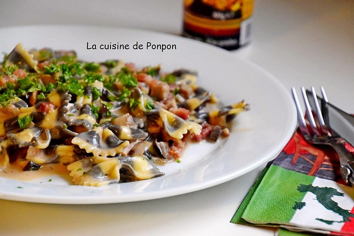 recette Pâte papillon à l'encre de sèche aux champignons et lardons