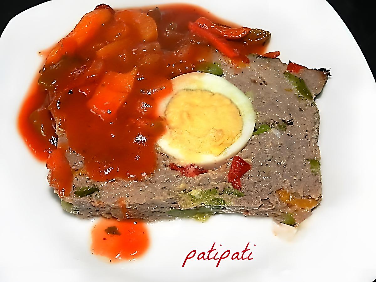 recette Pain de viande aux poivrons-oeufs durs accompagné d'une sauce au poivrons-tomates