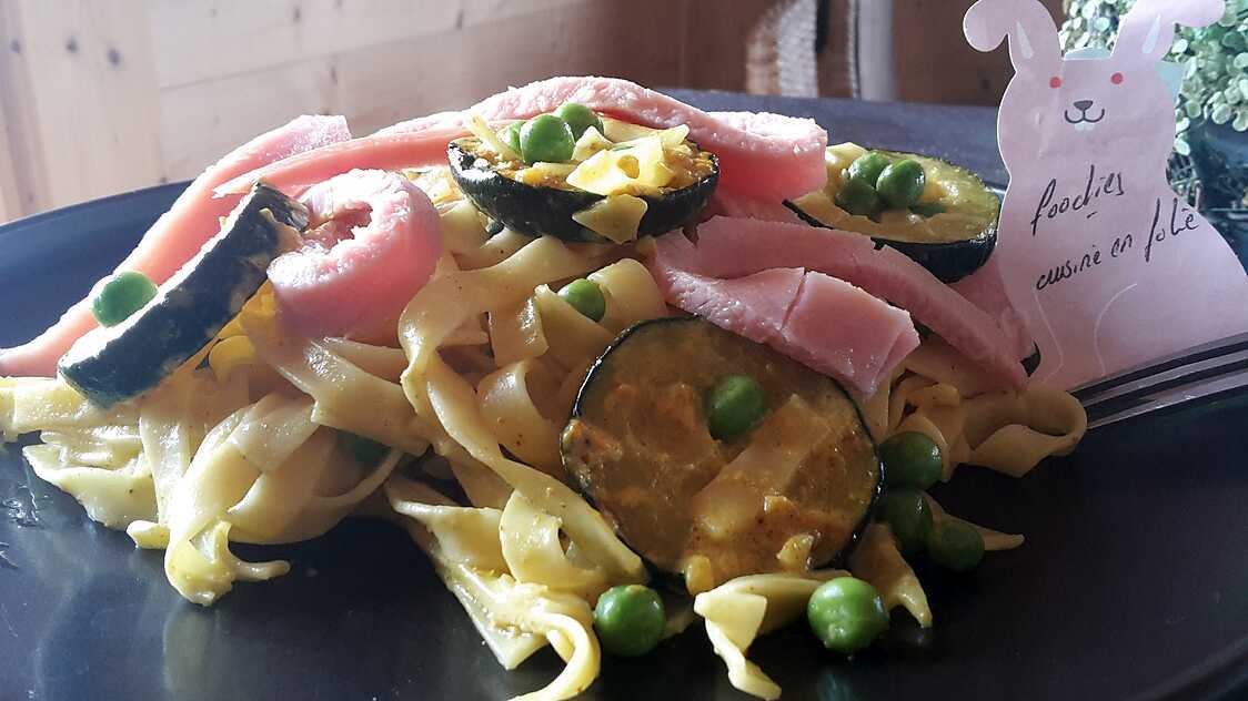 Recette de Pâtes jambon, courgettes, petits pois aux épices indiennes