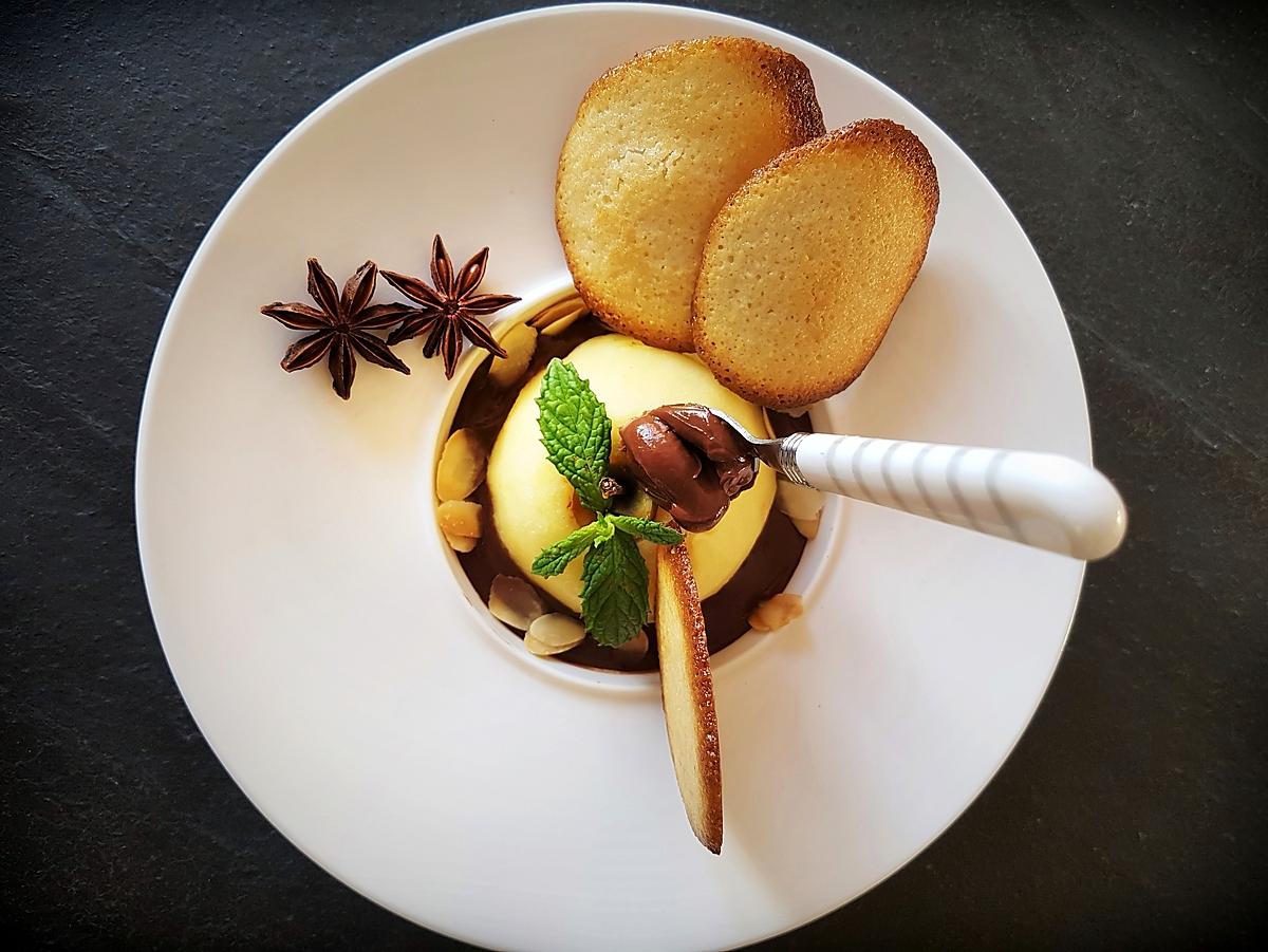 recette Pomme Pochée au Vin Blanc d'Alsace Epicé, Ganache Chocolatée et Tuile Citronnée