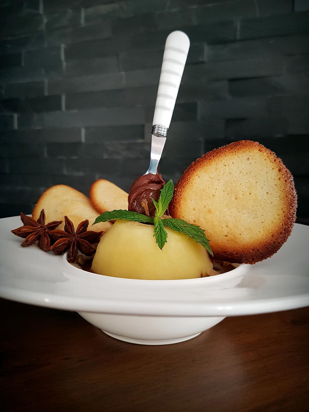 recette Pomme Pochée au Vin Blanc d'Alsace Epicé, Ganache Chocolatée et Tuile Citronnée