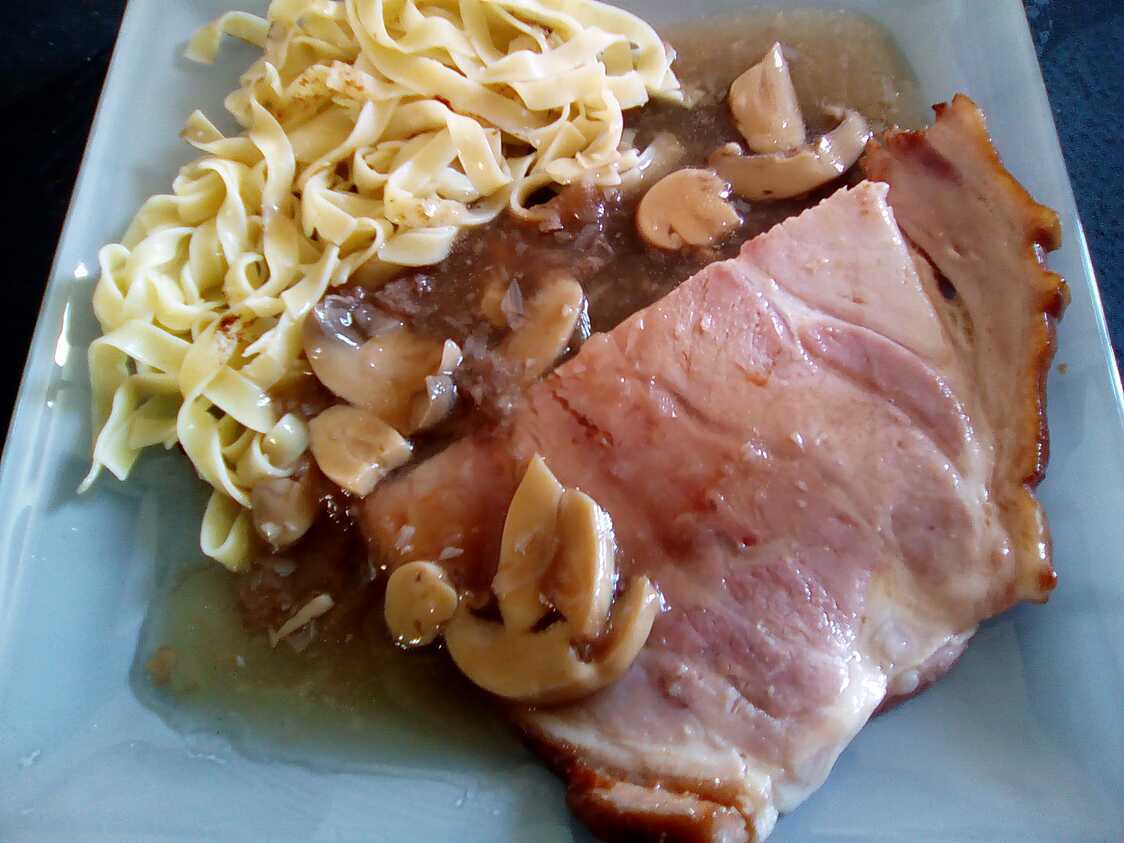 Recette de Jambon sauce Madère aux champignons accompagné de ses