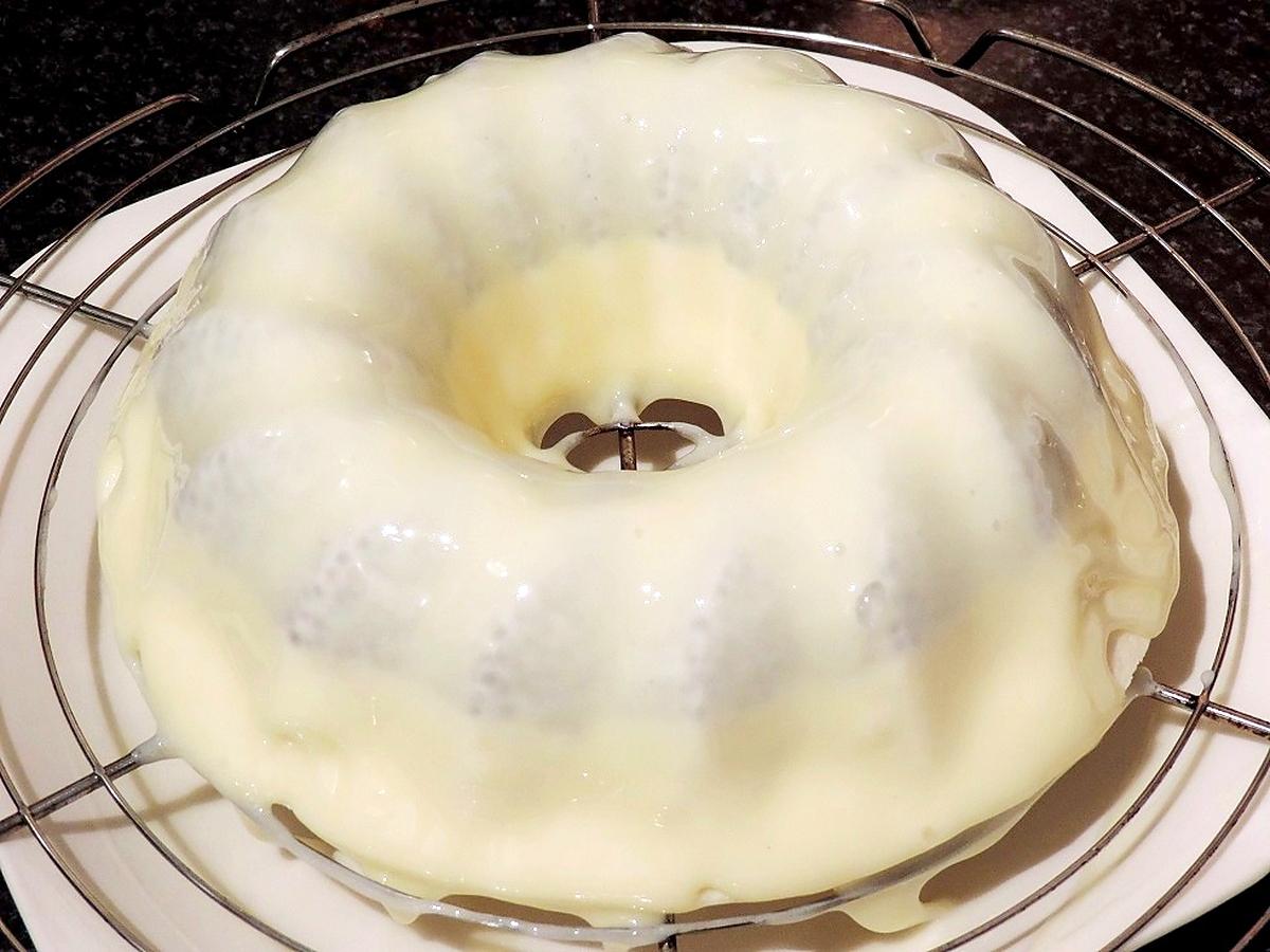 recette Blanc manger aux amandes avec des graines de chia au lait de coco et un insert à la mangue