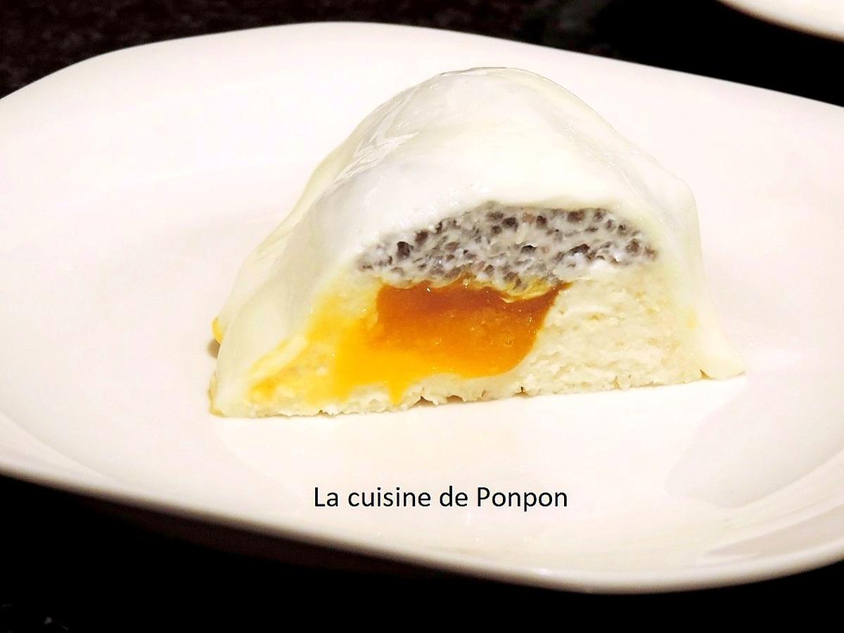 recette Blanc manger aux amandes avec des graines de chia au lait de coco et un insert à la mangue