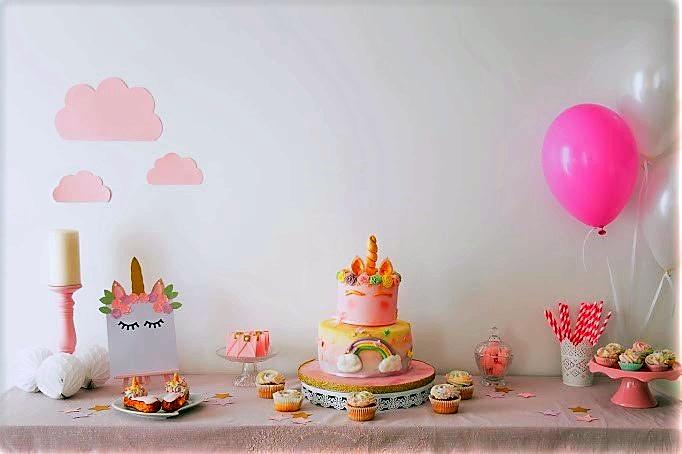 recette Buffet Anniversaire avec son wedding cake licorne et ses cupcakes colorés