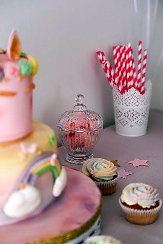 recette Buffet Anniversaire avec son wedding cake licorne et ses cupcakes colorés